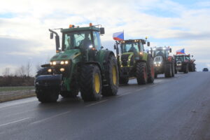 Demonstrace zemědělců - jízda traktorů