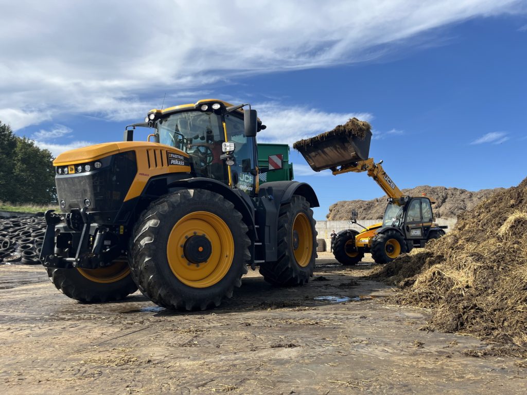 JCB Fastrac iCON splňuje všechna důležitá kritéria pro zemědělské práce na farmách